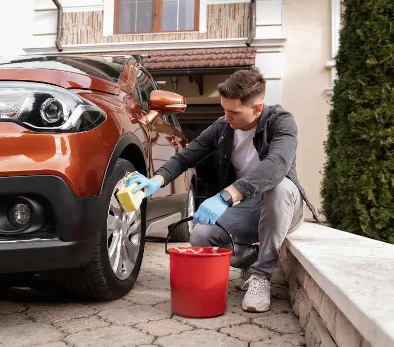Lavage auto à domicile Sempesserre : professionnel intervenant sur un véhicule